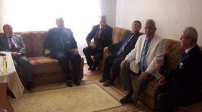 Protokol &Uuml;yelerinden Şehit Ailelerine Ziyaret