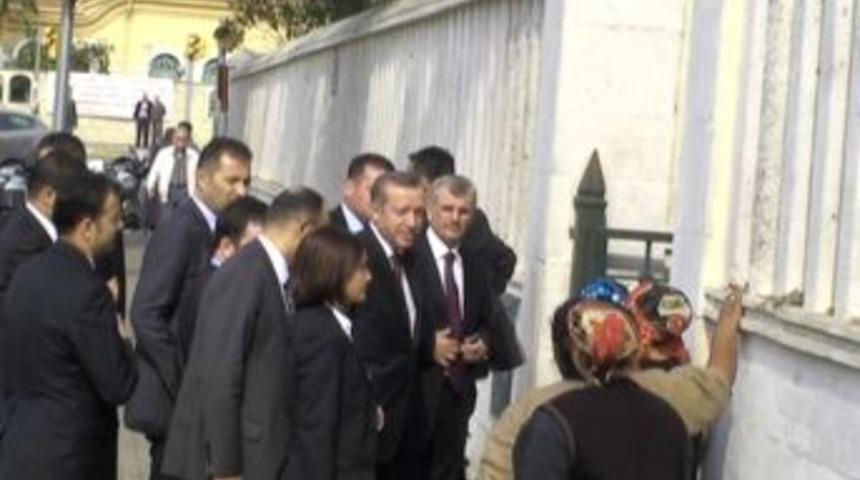 Başbakan Erdoğan Annesinin Kabrini Ziyaret Ediyor