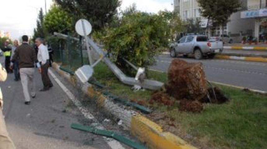 Minib&uuml;s Ref&uuml;jdeki Direğe &Ccedil;arptı: 1 Yaralı