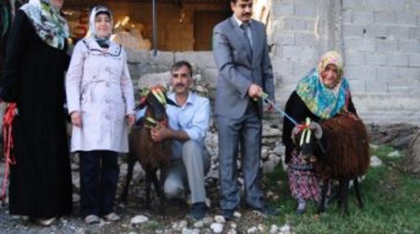 Kur'an Kursu &Ouml;ğrencilerinden Yoksul Ve Engelli Iki &Ouml;ğrenciye Ko&ccedil;