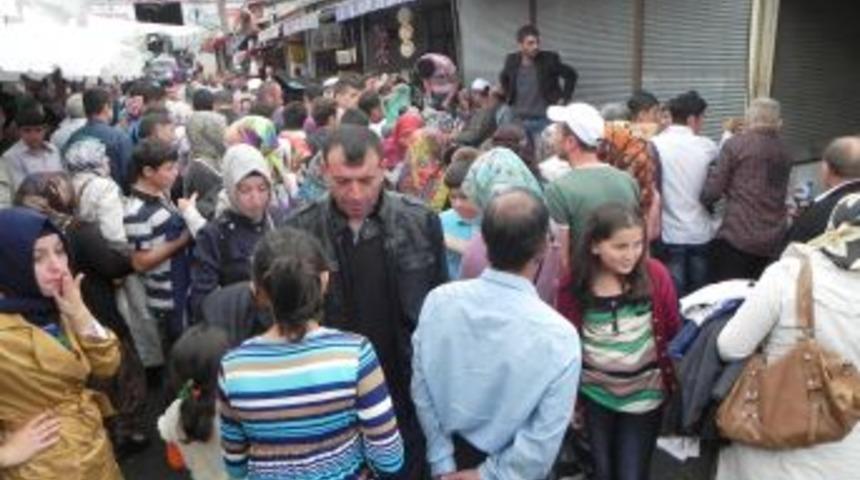 5 TL&rsquo;ye Satılan Giysiler Izdihama Neden Oldu