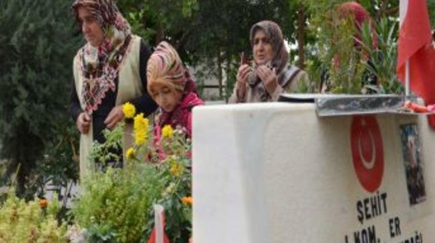 Arife G&uuml;n&uuml; Şehitliklere Akın Ettiler