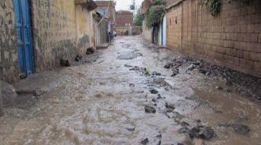 Siverek'te Sağanak Yağış Nedeniyle, Ev Ve İşyerleri Sular Altında Kaldı