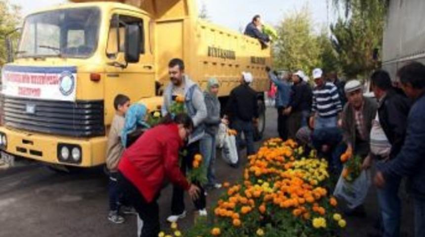 Eskişehir'de Kabir Ziyaretlerinde &Ccedil;i&ccedil;ekler B&uuml;y&uuml;kşehir&rsquo;den