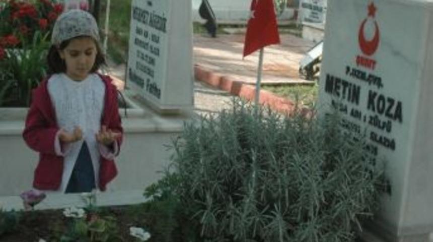 Şehitlikte Bayram Ziyareti