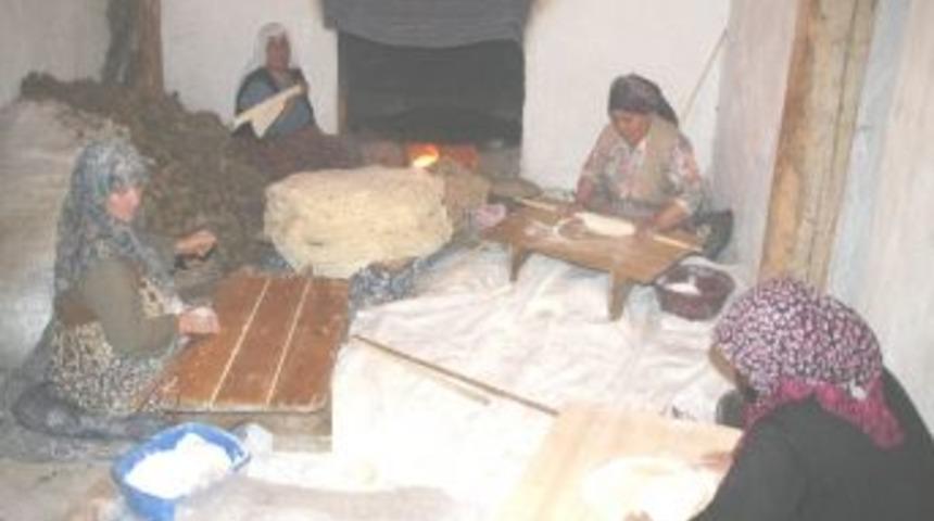 Ev Hanımları Yufka Ekmek Yaparak Ev Ekonomisine Katkı Sağlıyor
