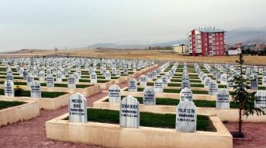 Mezarlıklar Bayrama Hazırlandı