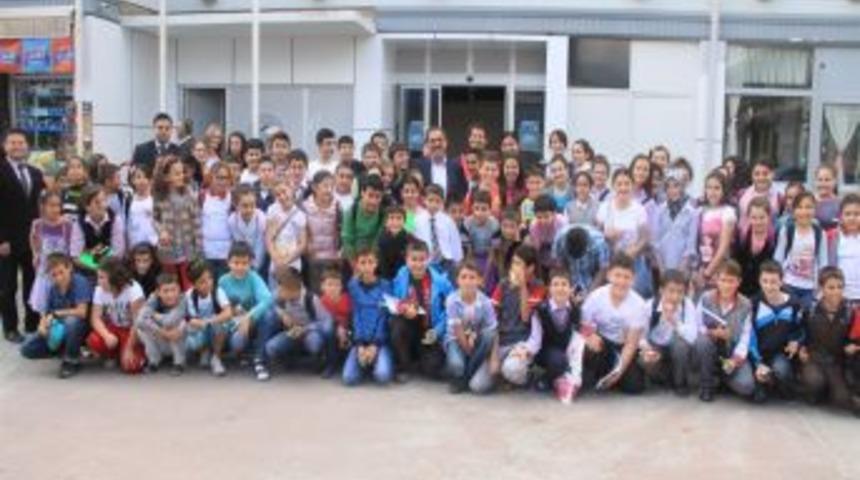 Başkan Yazıcı, &Ccedil;ocukları Bayram &Ouml;ncesinde Hediyelerle Sevindirdi