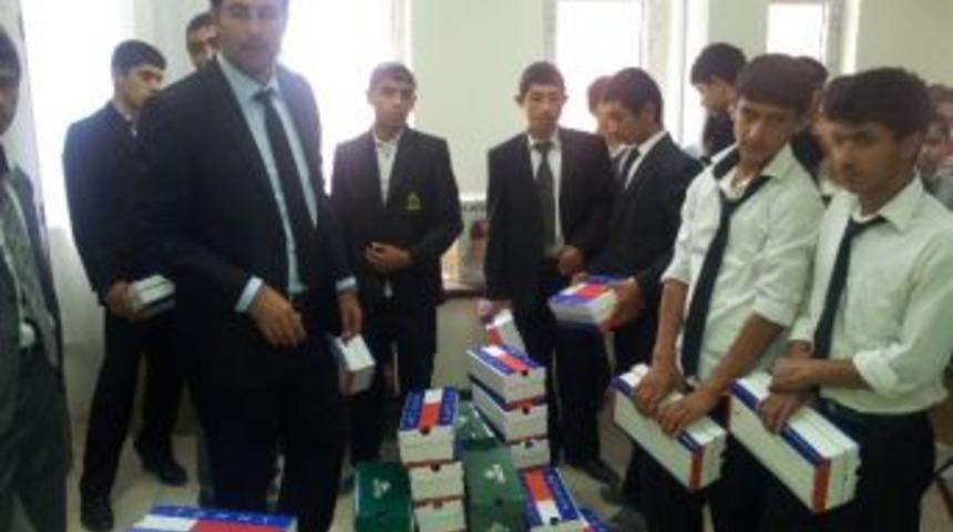 Derik Lisesi'nde Başarılı 80 &Ouml;ğrenciye Ayakkabı Hediye Edildi