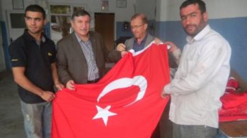 Stso'dan Bayrak Dağıtımı