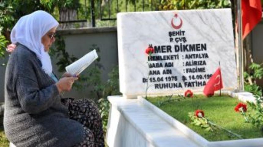 Şehitlikte Duygu, G&ouml;zyaşı Ve Dua Birarada