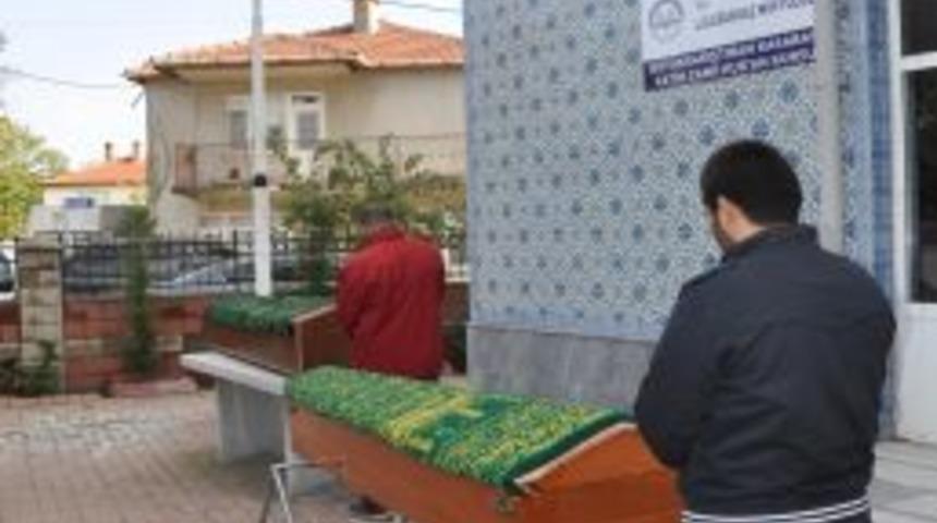 Selde Hayatını Baba Ve Oğlu Toprağa Verildi