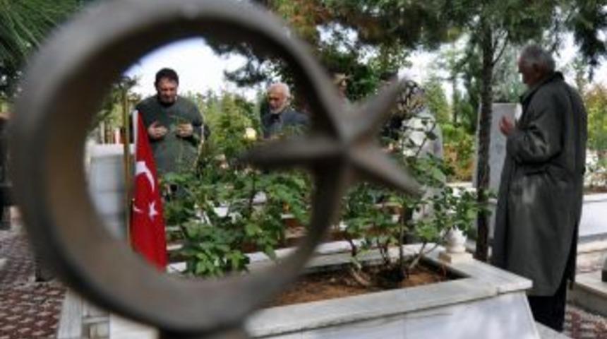 Şehit Yakınları Şehitliğe Akın Etti