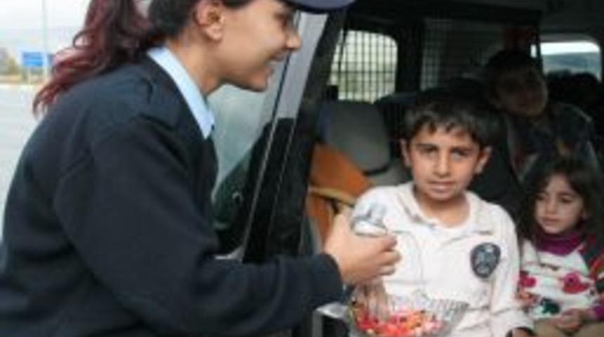 Bayram S&uuml;resince &Ccedil;ay Ve Kahveler Polisten