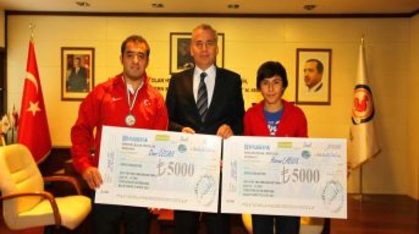 Başkan Zolan Şampiyon Sporcuları &Ouml;d&uuml;llendirildi