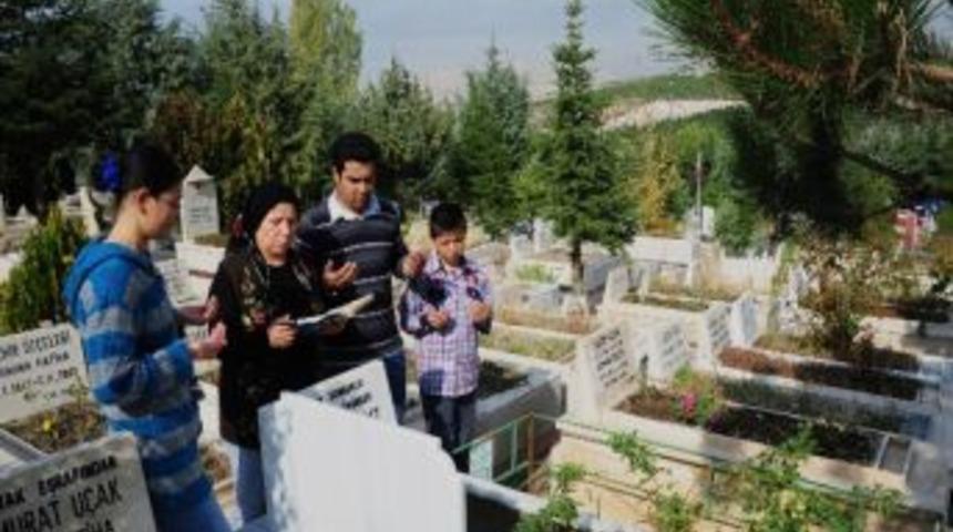 Mezarlık Ziyaretleri Arifeden Başladı