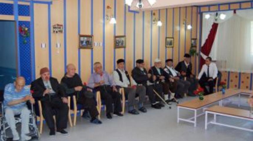 &Ouml;zdilek, yaşlıları unutmadı