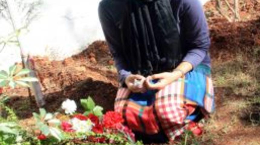 Şehit Engizek'in Mezarını Ziyaret Eden Eşi: Ona Daha &Ccedil;ok Bağlanıyorum