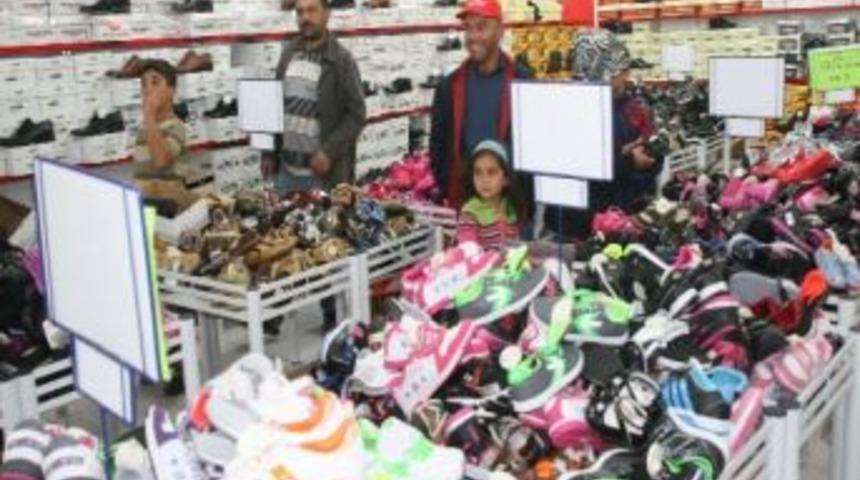 Yozgat&rsquo;ta Bayram Alışverişleri Esnafın Y&uuml;z&uuml;n&uuml; G&uuml;ld&uuml;rd&uuml;