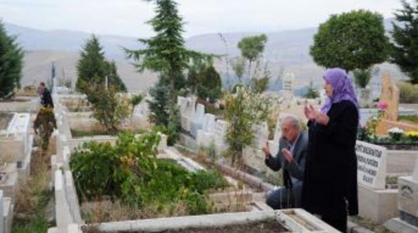 Başkentliler Arife G&uuml;n&uuml; Mezarlıklara Akın Etti