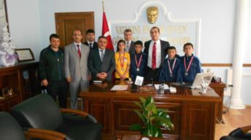 Kaymakam Taşolar, Başarılı Sporcuları Kutladı