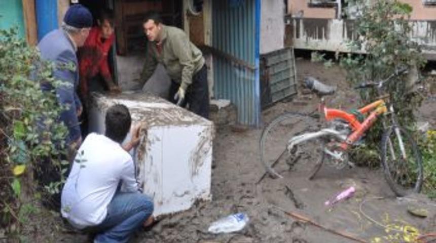 B&uuml;y&uuml;kkarıştıran&rsquo;da Sel Geride Enkaz Yığınları Bıraktı