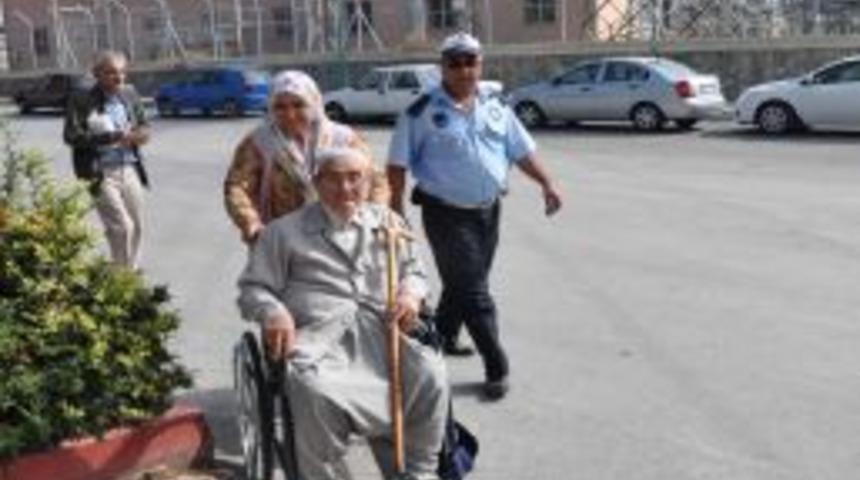 Tarsus&rsquo;ta Mezarlık Ziyaretine Gelenlere Tekerlekli Sandalye Hizmeti Veriliyor