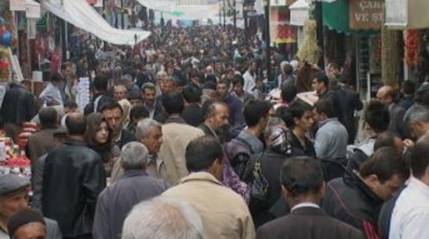 Cadde Ve Sokaklarda Bayram Yoğunluğu