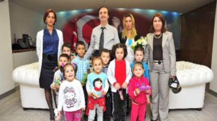 &Ouml;ğrenciler Başkan Keskin'in Elini &Ouml;p&uuml;p Bayramlaştılar