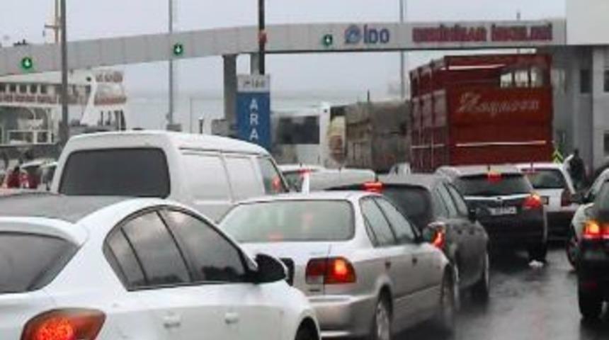 Eskihisar&rsquo;da 3 Kilometrelik Feribot Kuyruğu