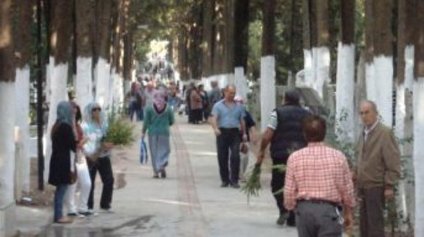 Kuşadası&rsquo;nda Mezarlıklar Kabir Ziyareti Yapanlarla Doldu