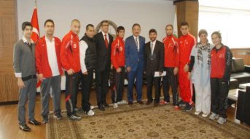 Başkan &Ouml;zhaseki'den Işitme Engelli Milli Tekvandocuya Altın