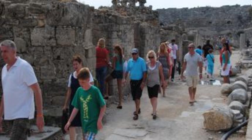 &Uuml;&ccedil; Ay I&ccedil;inde 38 Bin İskandinav Turist Side'de K&uuml;lt&uuml;r Turuna &Ccedil;ıktı