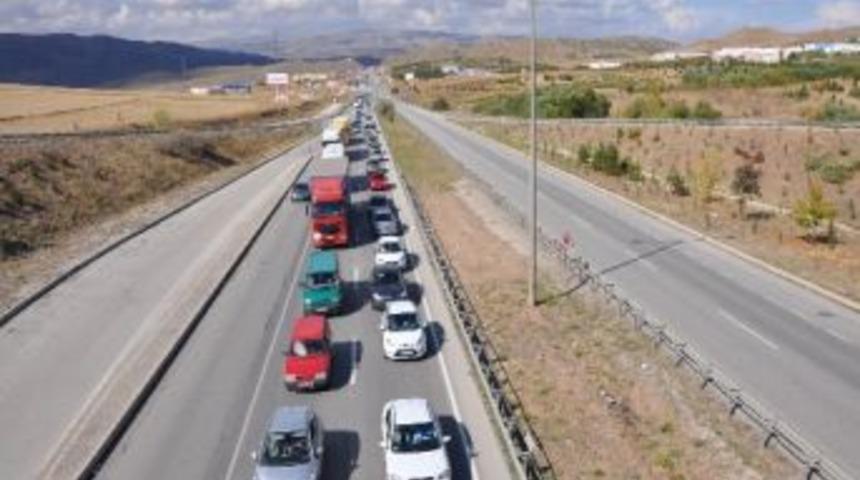 Kırıkkale'de Yollarda Bayram Yoğunluğu