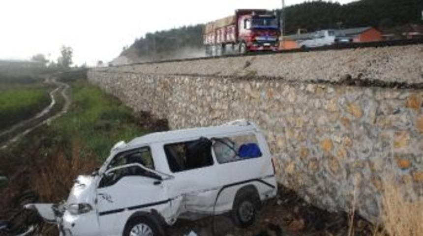 Minib&uuml;s Şarampole U&ccedil;tu: 1 &Ouml;l&uuml;, 11 Yaralı