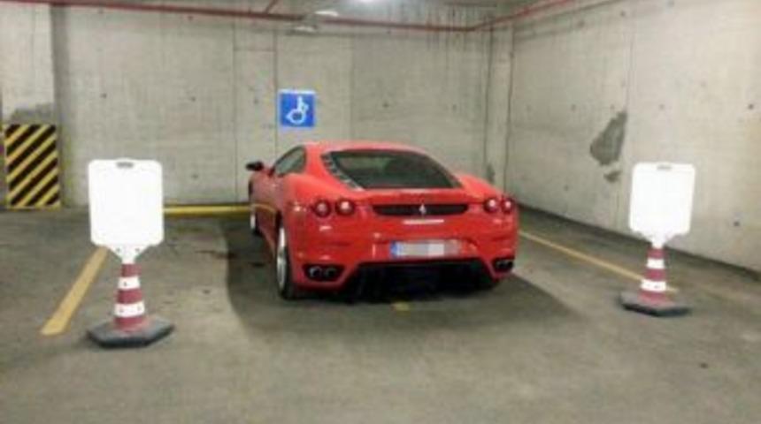 L&uuml;ks Otomobilin Engelli Park Alanına &Ccedil;ekilmesine Tepki