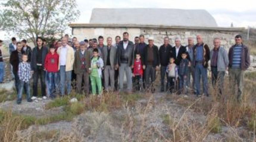 Asırlık Gelenek, K&ouml;y Halkını Arife G&uuml;n&uuml; Cami Avlusunda Buluşturuyor