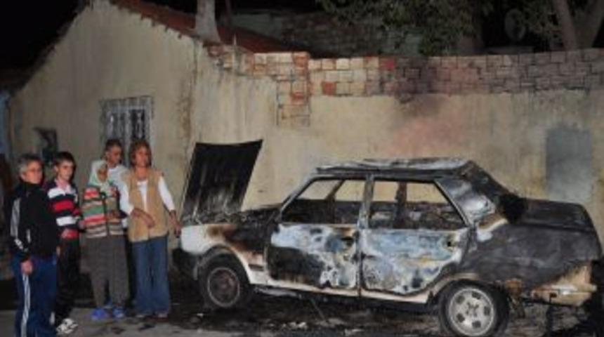 İzmir&rsquo;de Bir Ara&ccedil; Kundaklandı