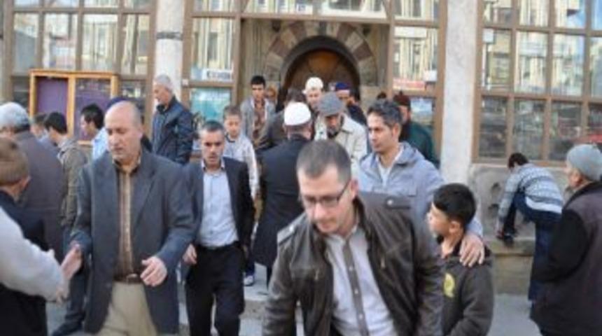 Yozgatlılar Bayram Namazı I&ccedil;in Camilere Akın Etti