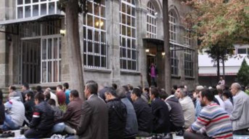 Samsun'da Bayram Namazı Avlulara Taştı, M&uuml;minler Birbirleriyle Kucaklaştı