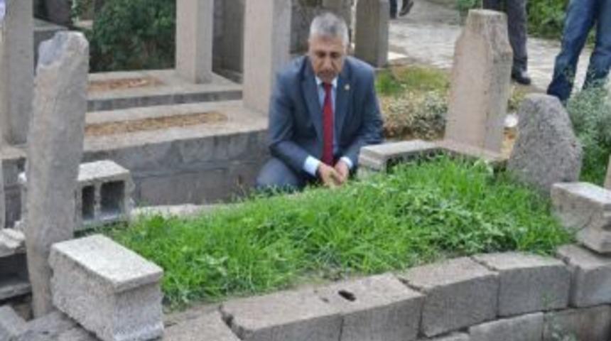 Şırnak Milletvekili, Silahlı Saldırıda &Ouml;len Kardeşinin Mezarını Ziyaret Etti