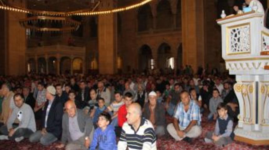 Adana'da Bayram Namazında Camiler Doldu Taştı