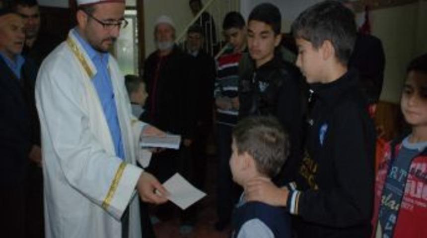 Bayram Namazı Kılan &Ccedil;ocuklara Bayram Har&ccedil;lığı