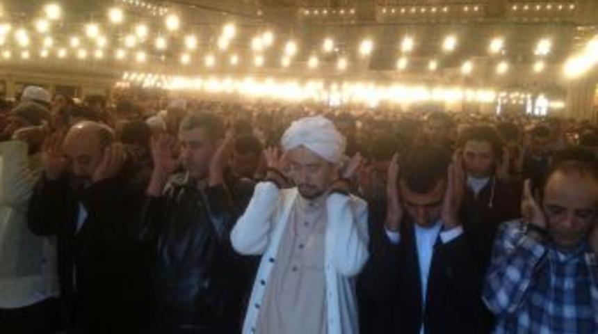 M&uuml;sl&uuml;manlar, Bayram Namazında Camileri Doldurdu