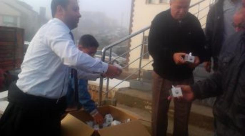 G&ouml;lbaşı Belediyesi, Bayram Namazı Sonrası Kutu Kutu Lokum Dağıttı