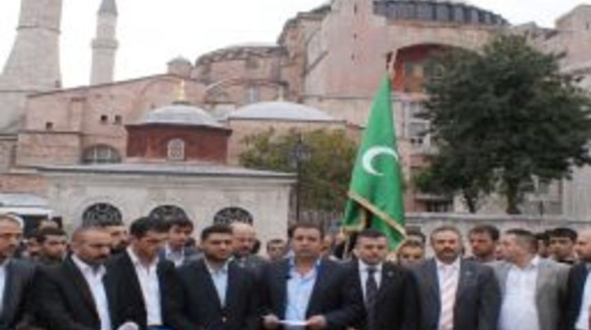 Bayram Namazını Ayasofya &Ouml;n&uuml;nde Kıldılar