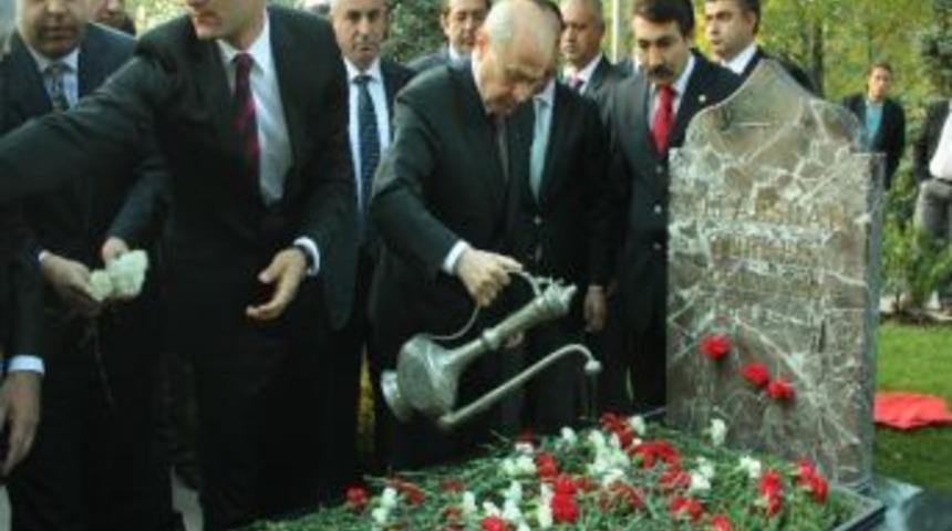 Devlet Bah&ccedil;eli Bayram Namazını Gazi Camiinde Kıldı