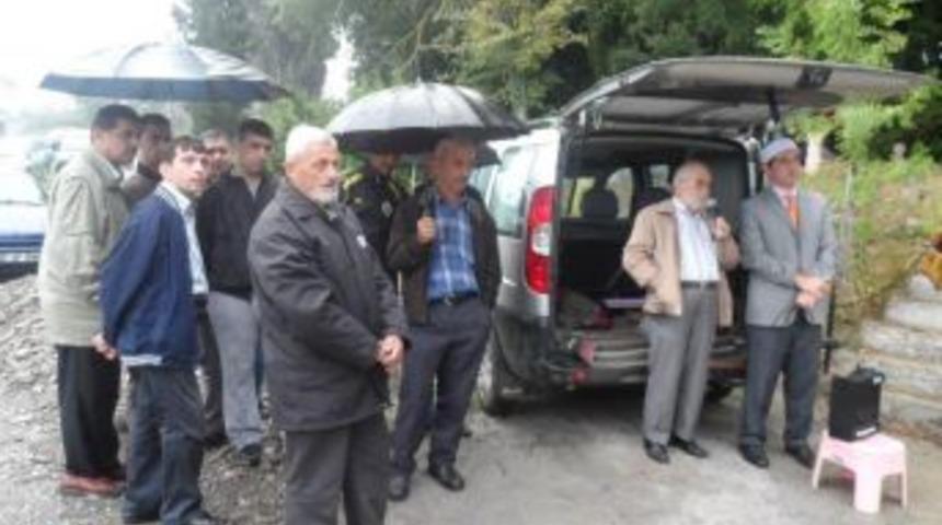 Yağmur yağarken  dua yaptılar