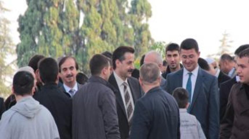 Bakan &Ccedil;elik, &Ccedil;ocuklara Har&ccedil;lık Dağıtıp, Suriye'deki Kanın Durmasını Istedi