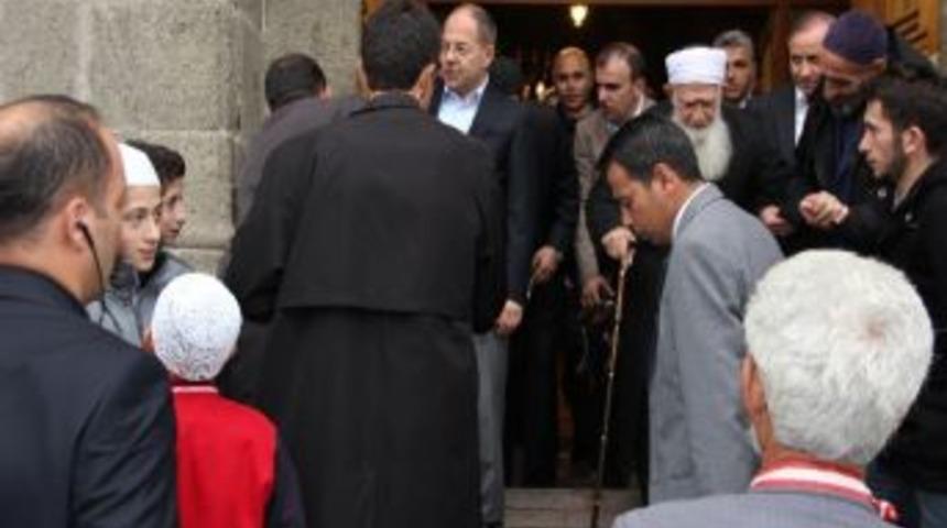 Bakan Akdağ, Bayram Namazını Ulu Camisinde Kıldı